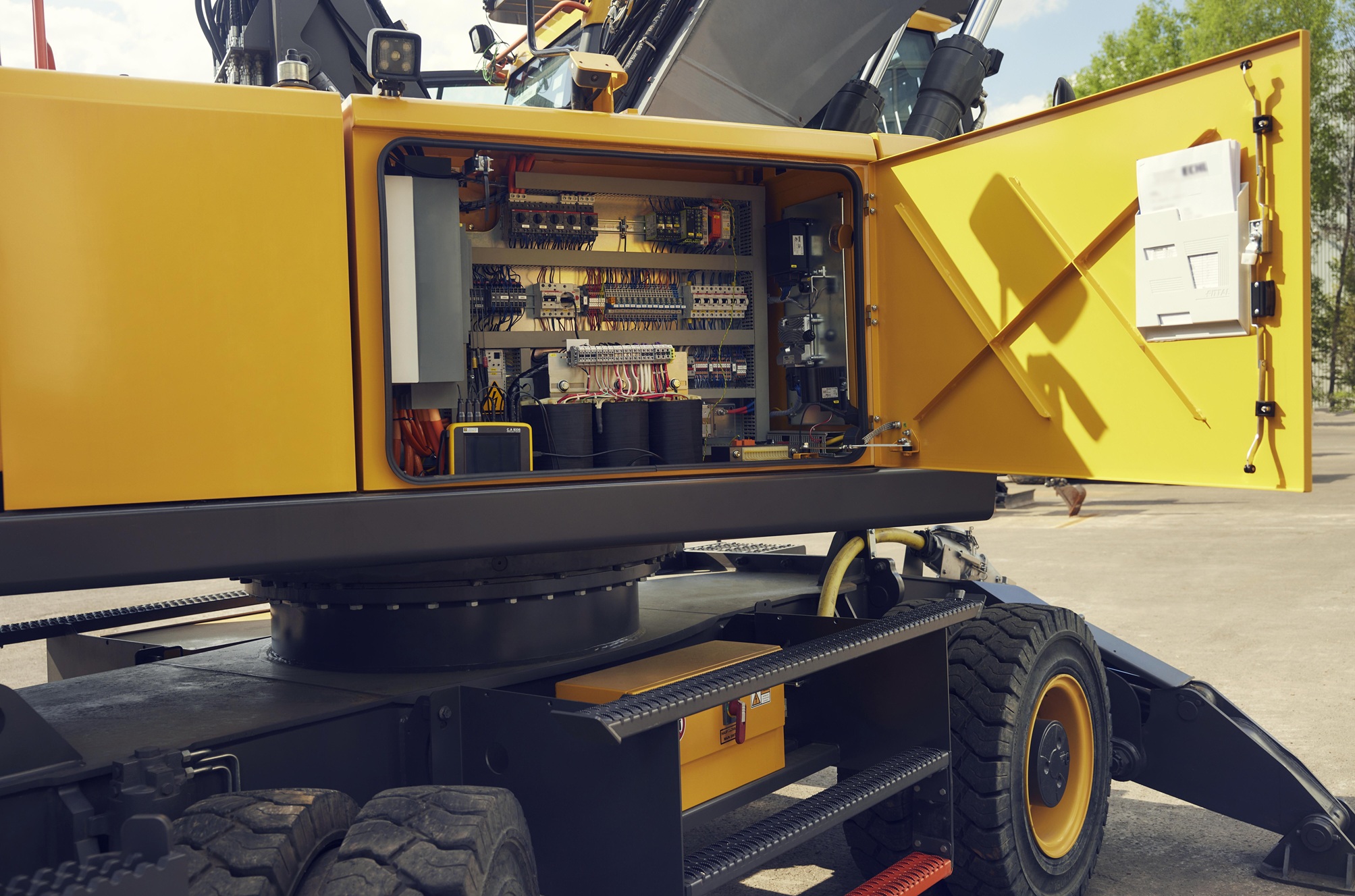 EW240 Electric Material Handler